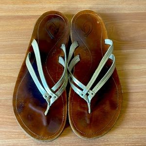 Olukai U’i sandals. In very good condition. Cleaning out my closet.